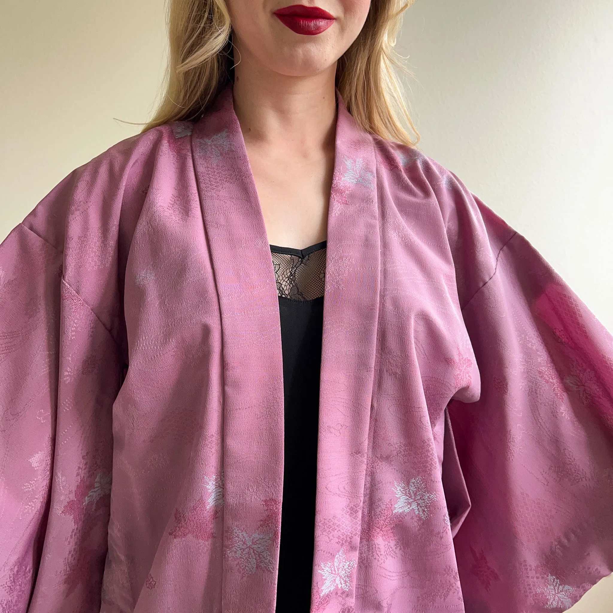 Stunning 1960s Lilac Silk Jacquared Kimono (OSFM)