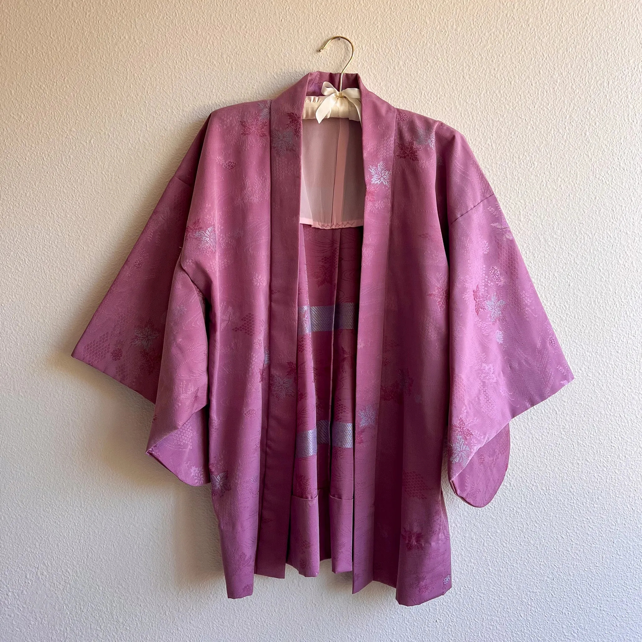 Stunning 1960s Lilac Silk Jacquared Kimono (OSFM)