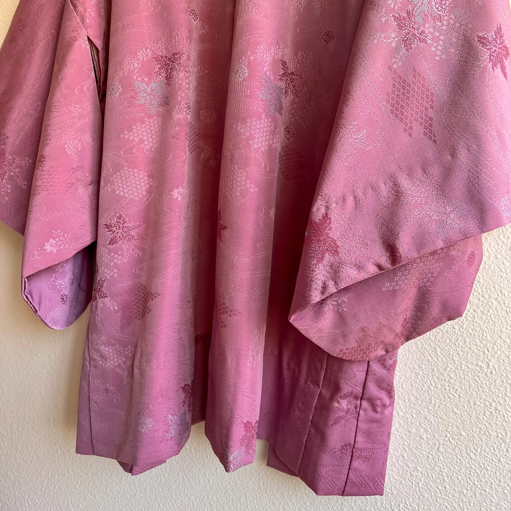 Stunning 1960s Lilac Silk Jacquared Kimono (OSFM)