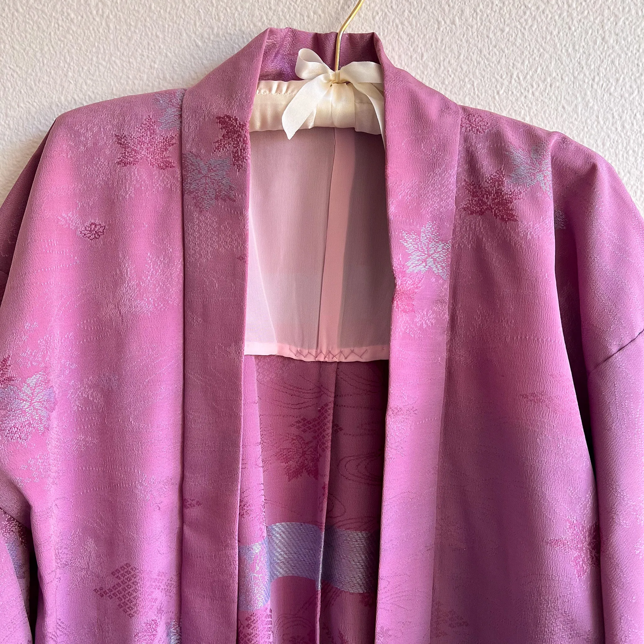 Stunning 1960s Lilac Silk Jacquared Kimono (OSFM)