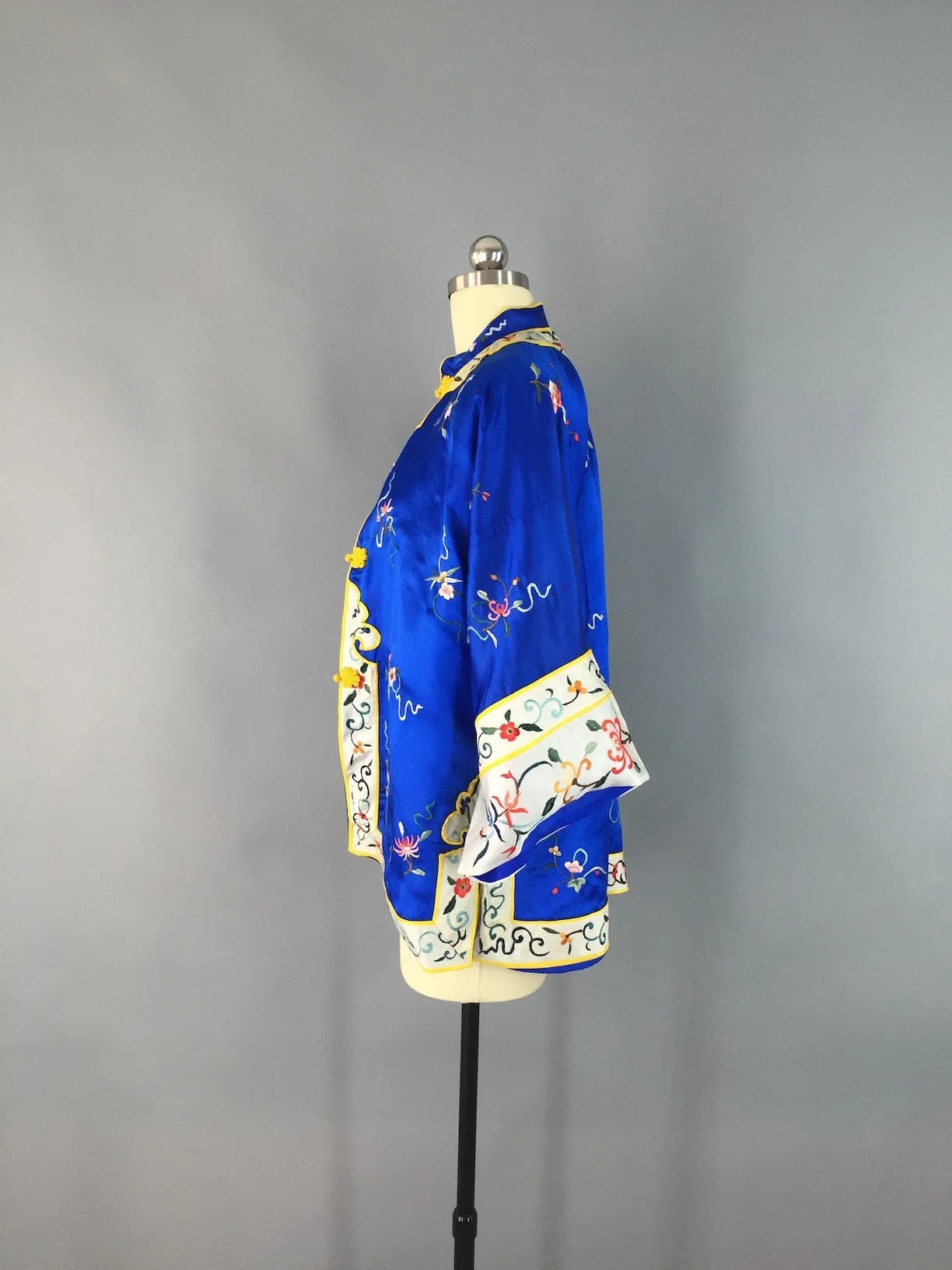 Vintage 1960s Asian Jacket / Embroidered Chinese Coat